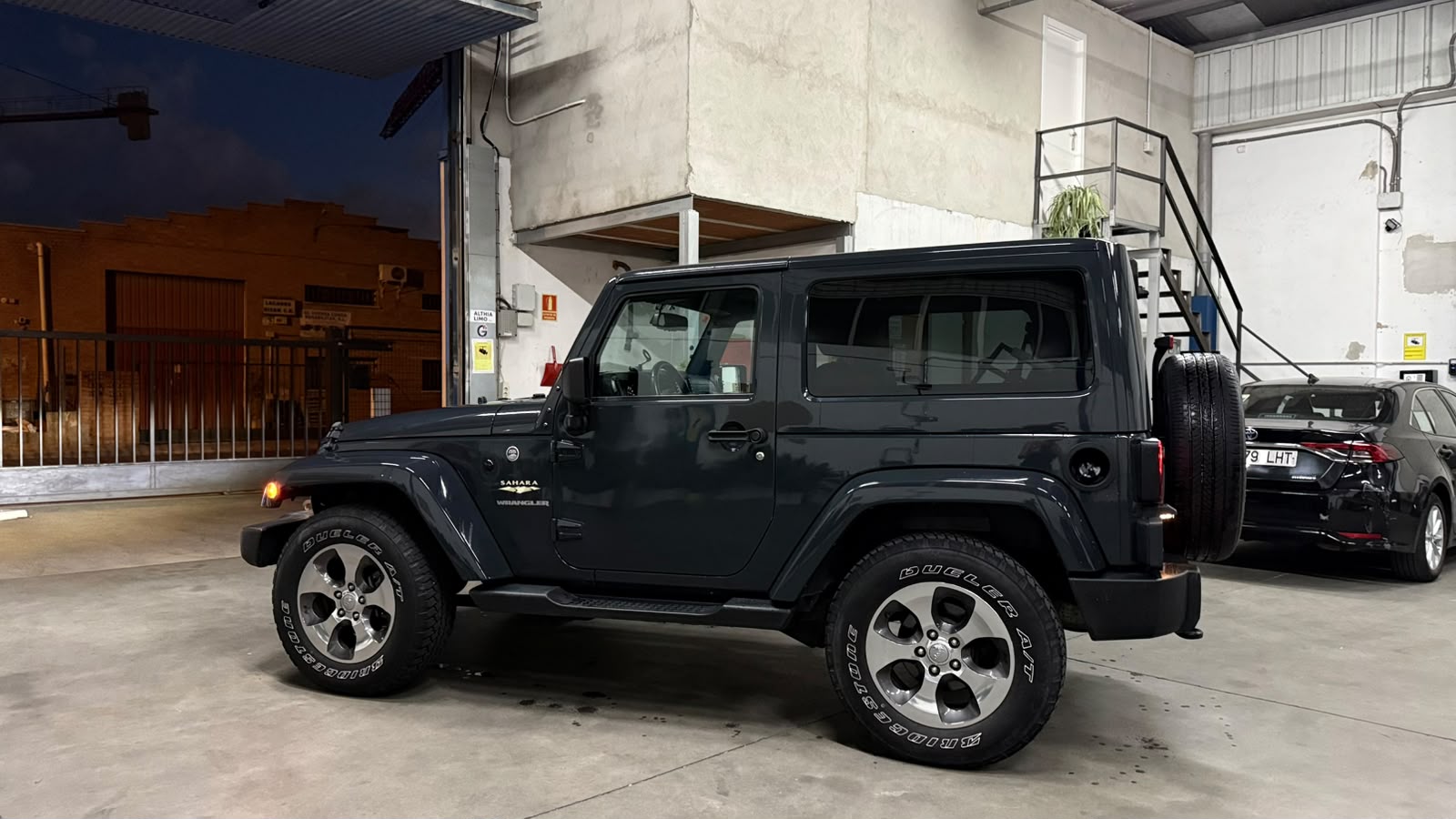 Jeep Wrangler Sahara left side
